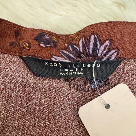 Knot Sisters Mimi & Red Floral Jimmy Blouse Small NWT - Picture 7 of 14